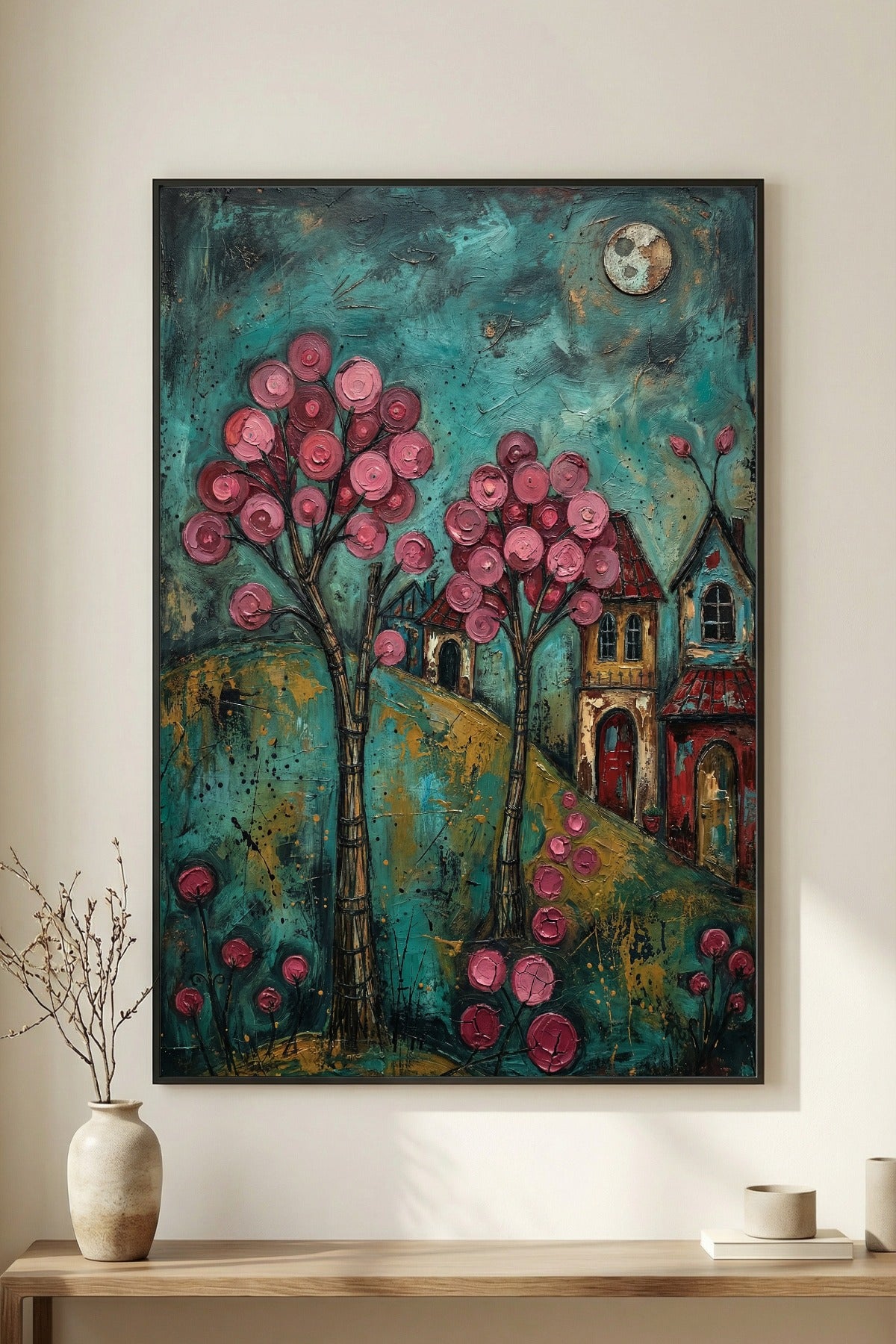 Farbenfrohes Folk-Art-Gemälde eines verträumten Dorfes bei Nacht; mit leuchtend rosa Blütenbäumen, kleinen Häusern und einem Vollmond vor einem texturreichen, türkisblauen Himmel.