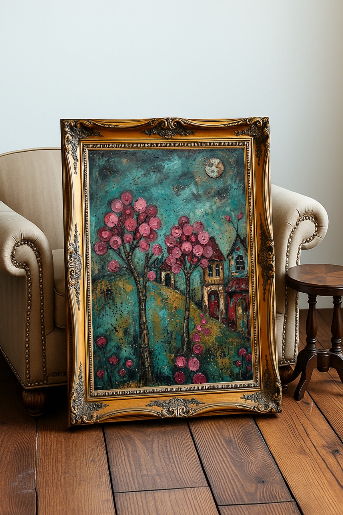 Farbenfrohes Folk-Art-Gemälde eines verträumten Dorfes bei Nacht; mit leuchtend rosa Blütenbäumen, kleinen Häusern und einem Vollmond vor einem texturreichen, türkisblauen Himmel.