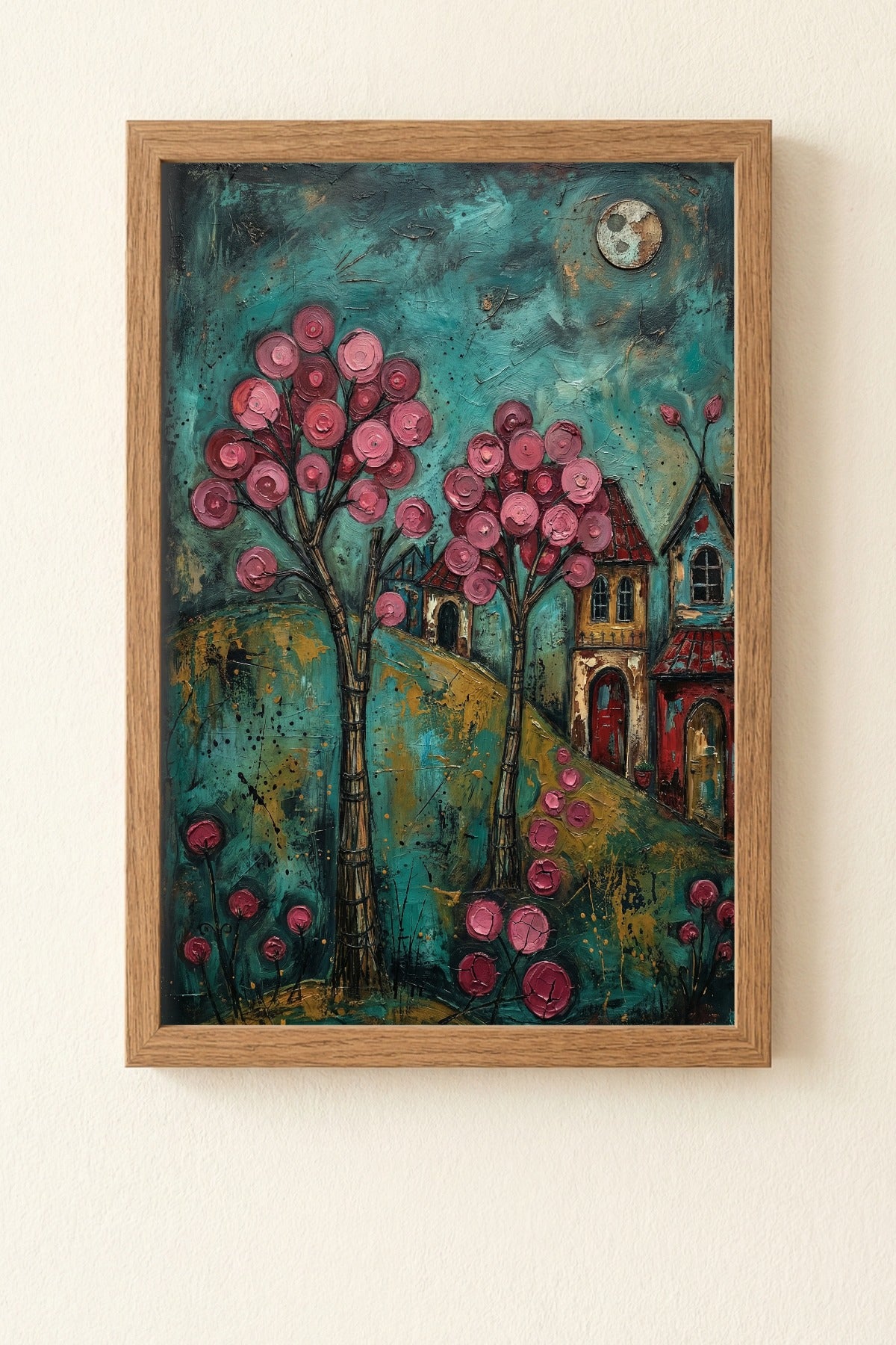 Hochwertiger Folk-Art-Kunstdruck eines Dorfes bei Nacht; mit leuchtend rosa Blütenbäumen, kleinen Häusern und Vollmond vor einem türkisblauen, malerischen Himmel.