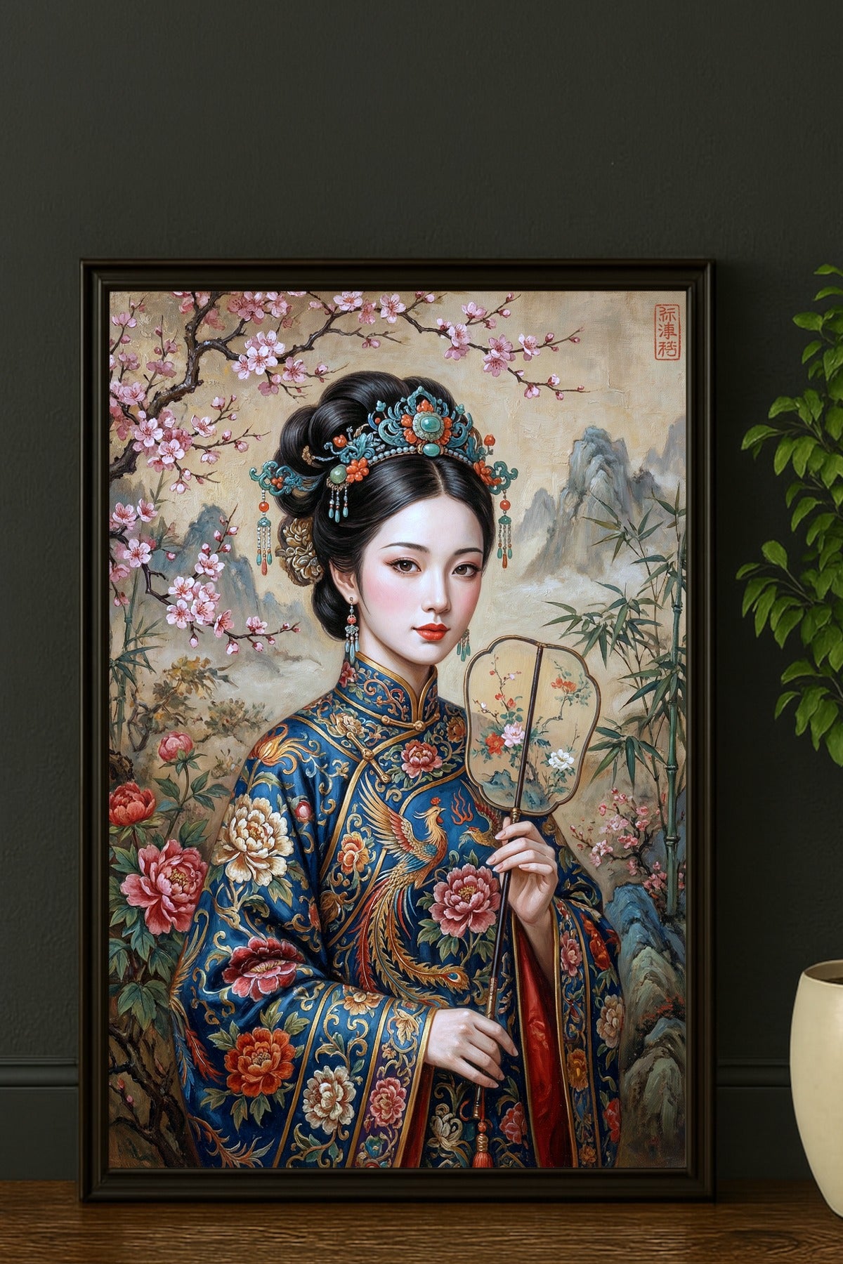 Hochwertiges Wandposter einer Geisha im blauen Kimono mit Fächer, umgeben von Kirschblüten, Bambus und einer zarten Berglandschaft – Japanisches Kunstmotiv in Blau-Tönen.