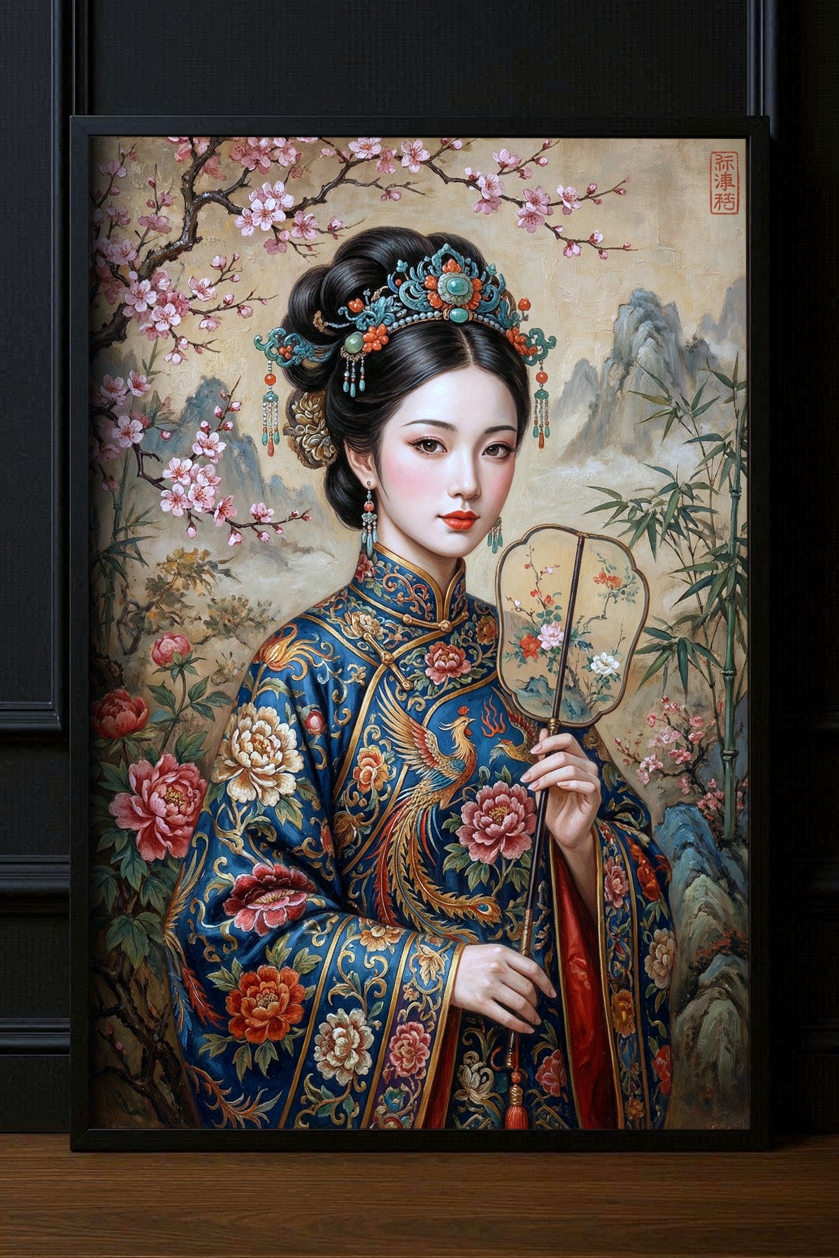 Asia Portrait Poster im dunklen Rahmen auf einer Konsole, mit traditionell inspiriertem blauem Gewand, Fächer, Kirschblüten, Bambus und Berglandschaft.