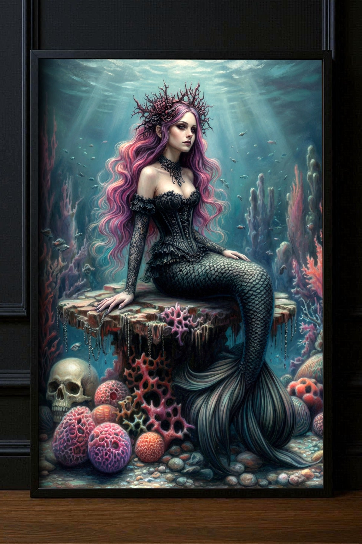 Gedrucktes Poster mit dunkler Meerjungfrau, schwarzem Korsett, rosa Haaren, Korallen und Totenschädel in einer mystischen Unterwasserwelt.