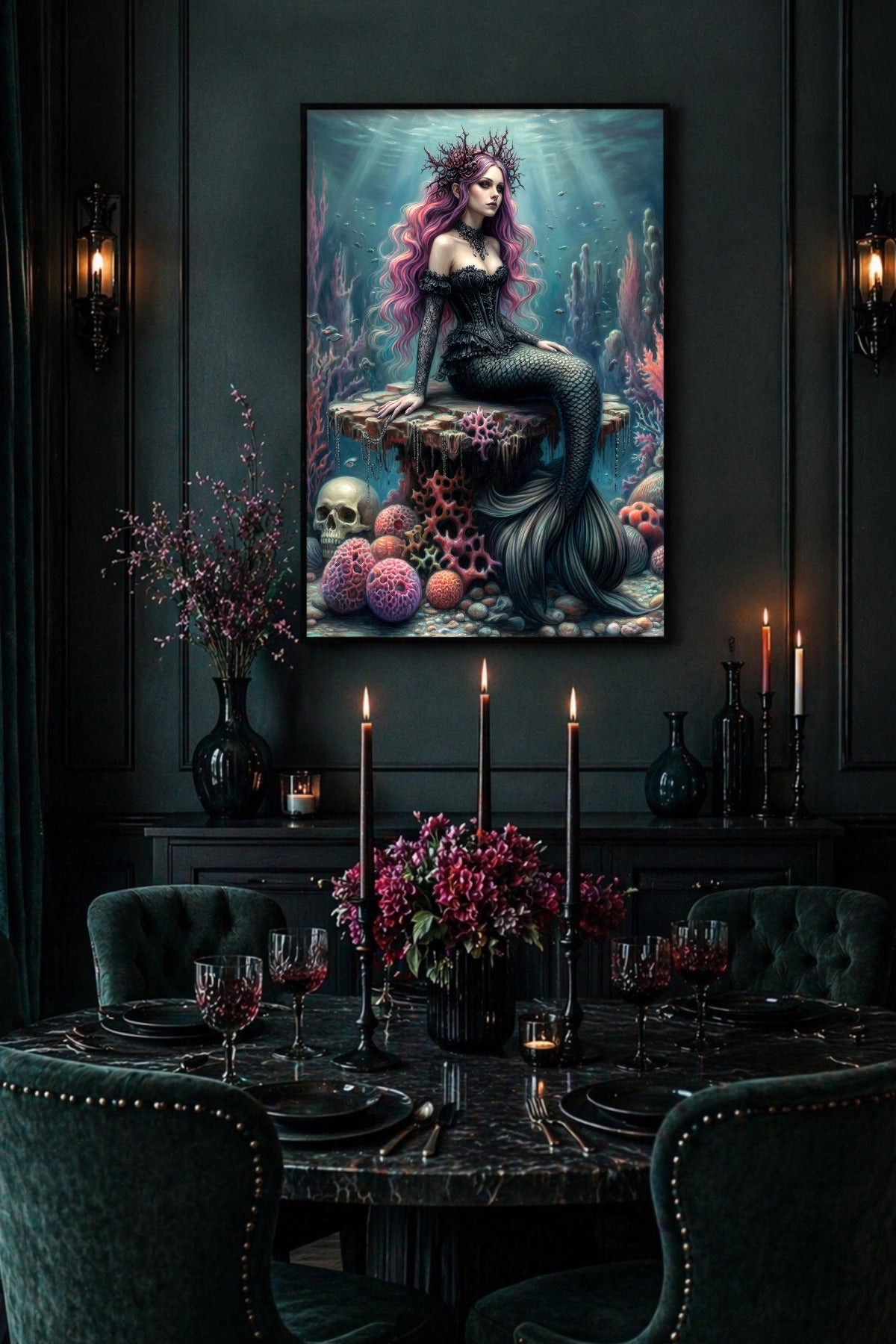 Gedrucktes Fantasy-Poster mit dunkler Meerjungfrau, schwarzem Korsett, leuchtenden Korallen und Totenschädel in mystischer Meereswelt. Hängt in einem Esszimmer