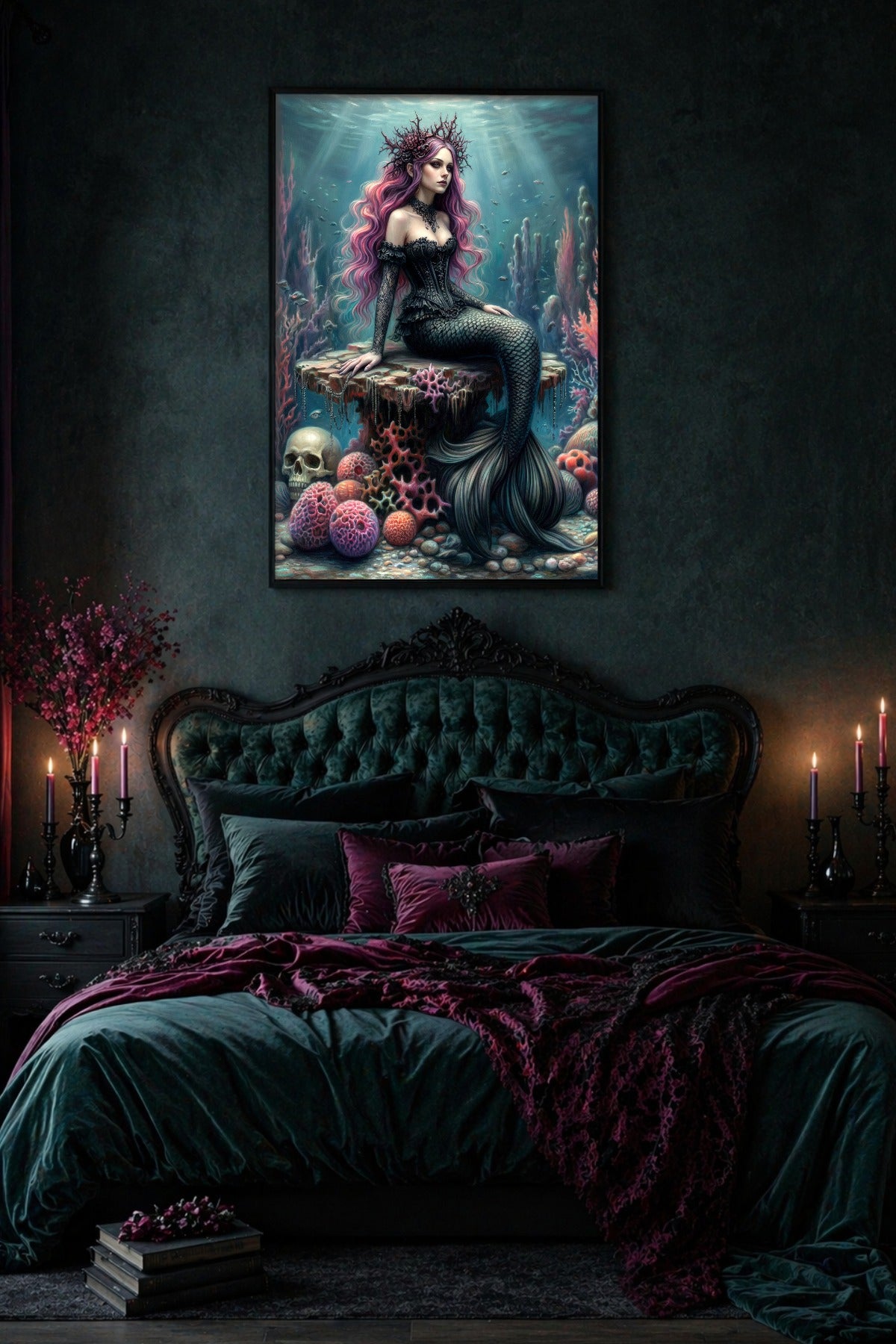 Poster einer geheimnisvollen Meerjungfrau mit schwarzem Korsett, rosa Haaren, Korallenriff und Totenschädel in kühler Unterwasseratmosphäre. Hängt in einem Schlafzimmer