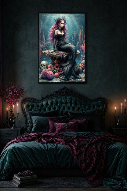 Poster einer geheimnisvollen Meerjungfrau mit schwarzem Korsett, rosa Haaren, Korallenriff und Totenschädel in kühler Unterwasseratmosphäre. Hängt in einem Schlafzimmer