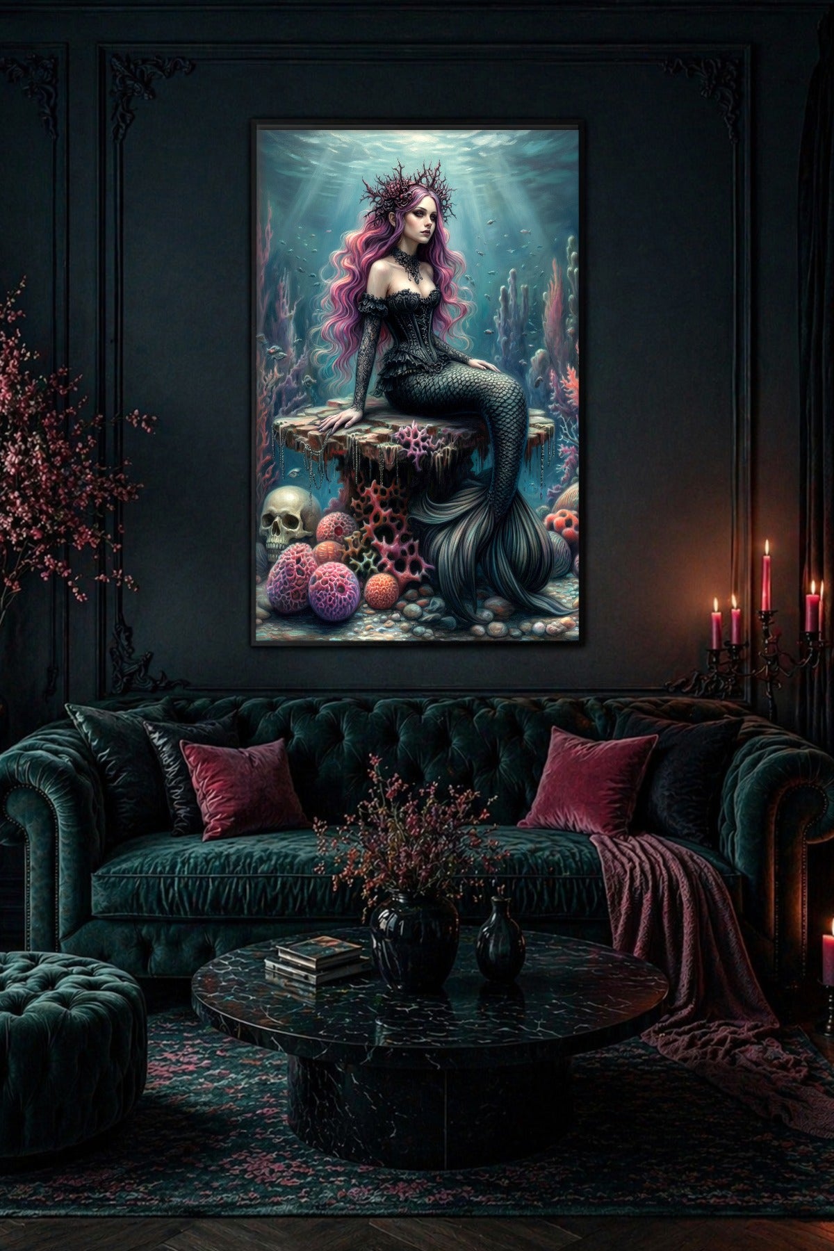 Gedrucktes Wandbild mit düsterer Meerjungfrau, rosa Haaren, schwarzem Korsett und märchenhafter Unterwasserwelt mit Korallen und Schädel. Hängt in einem Wohnzimmer