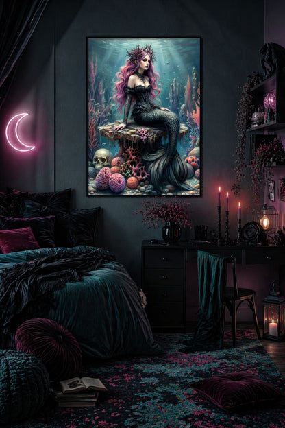Mystisches Poster einer dunklen Meerjungfrau mit rosa-violettem Haar, schwarzem Korsett, Totenschädel und Korallen am Meeresgrund. Poster in einem Studentenzimmer