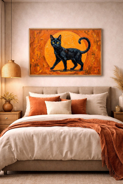 Digitales Katzen-Wandbild im Querformat mit schwarzer Katze, strahlend gelben Augen und orangefarbener, texturierter Malfläche im modernen Look.