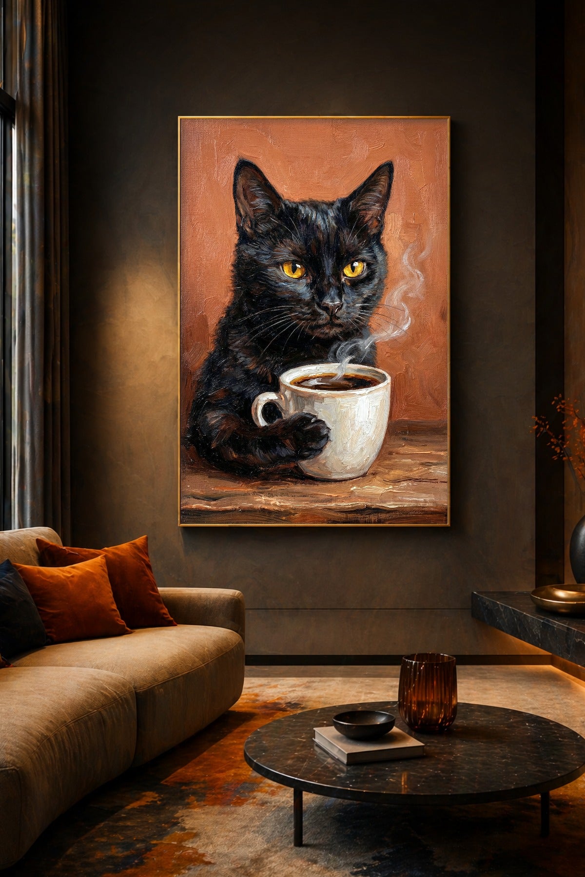 Digitales Katzenposter im warmen Wohnzimmer mit schwarzer Katze, Kaffeetasse und Terracotta-Tönen