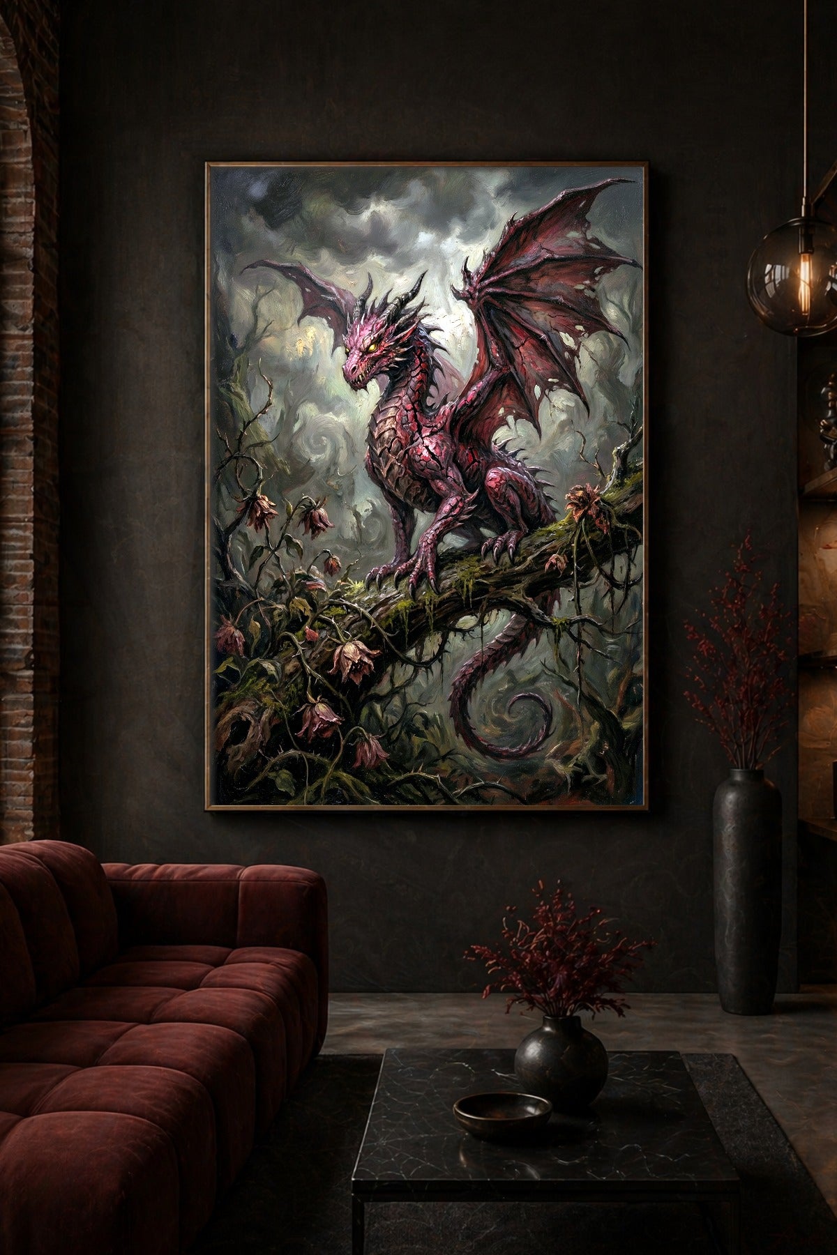 Dunkles Drachenmotiv mit rotem Drachen auf moosigem Ast, umgeben von nebligem Wald, verdrehten Zweigen und verwelkten Blüten.