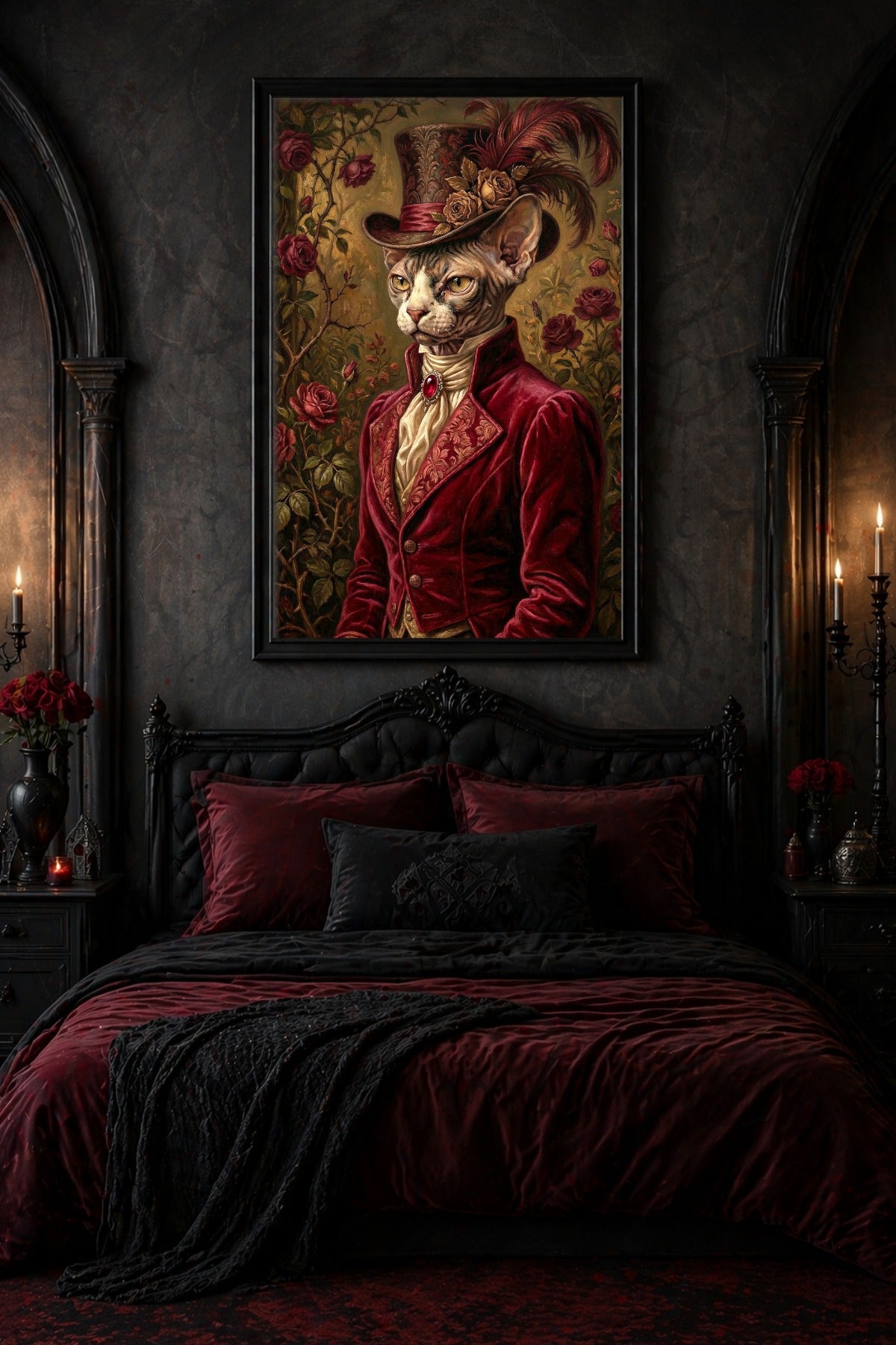 Elegantes Poster einer Sphynx-Katze im viktorianischen Look mit rotem Samtfrack, Zylinder, Rosen und Federn vor stimmungsvoll dunklem Hintergrund. Schlafzimmerdeko
