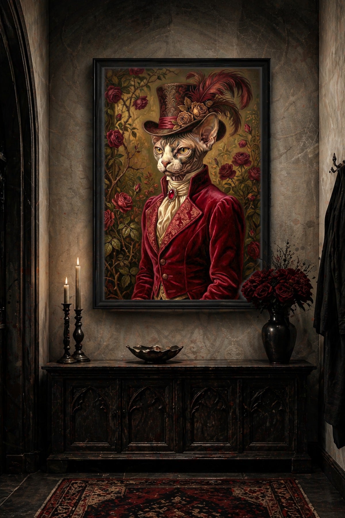 Sphynx-Katze als gedruckter Kunstdruck mit rotem viktorianischem Frack, hohem Schmuckzylinder und floralen Rosen- und Federdetails in edler Farbwelt. Flurdeko