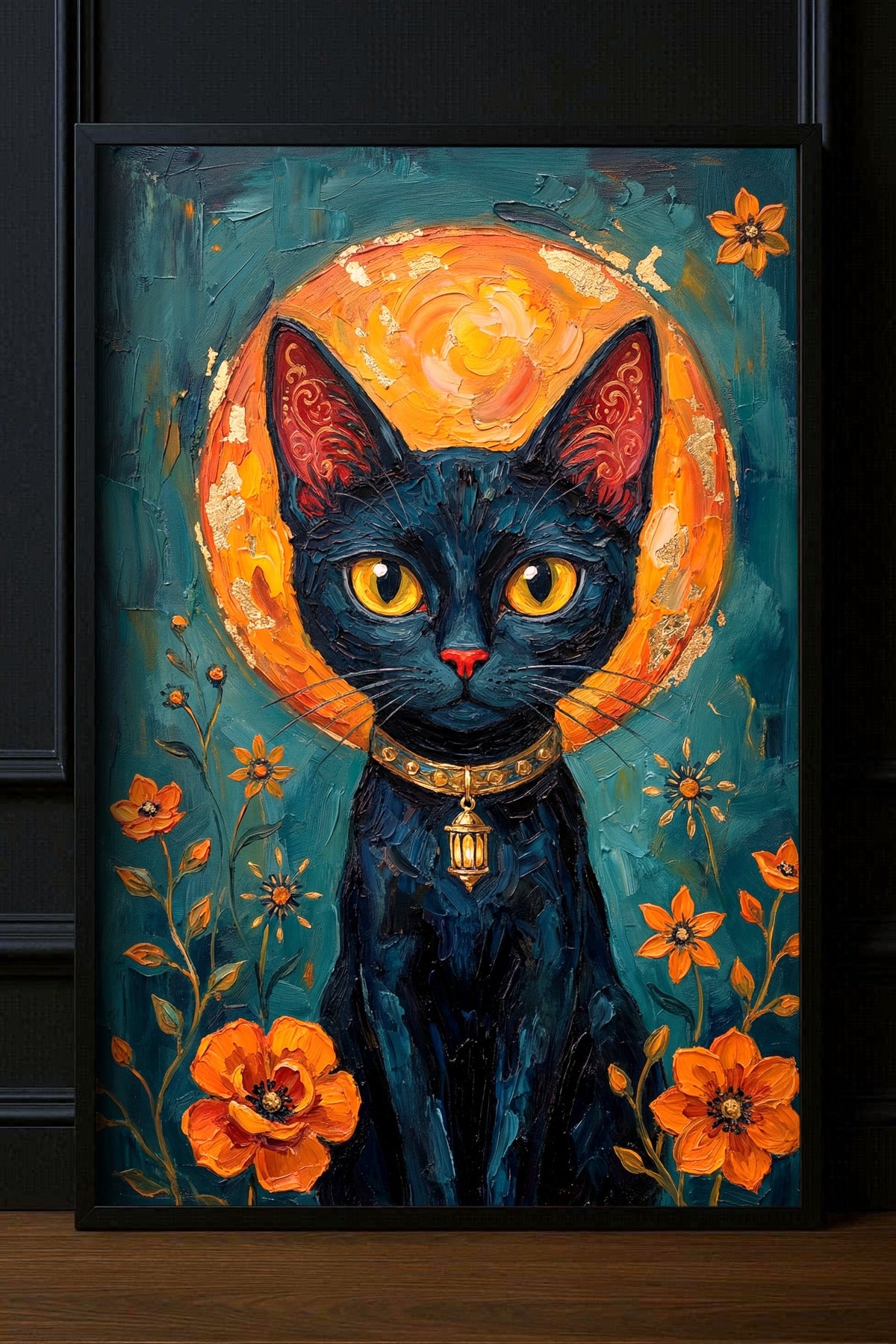 Gedrucktes Poster Katze mit schwarzer Katze, gelben Augen, Laternenhalsband, orangefarbenem Lichtkreis und Mohnblumen.