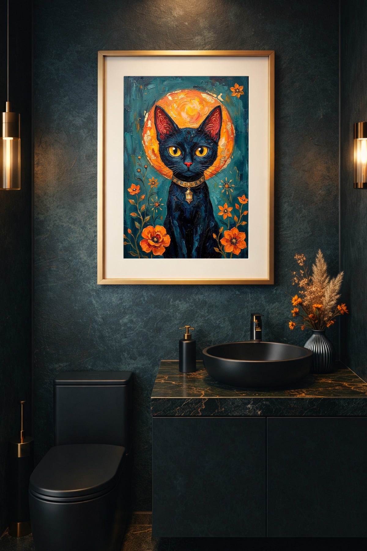 Schwarze Katze vor goldenem Vollmond mit orangefarbenen Blumen auf petrolfarbenem Hintergrund als digitales Kunstmotiv. Gerahmt in Gäste WC.