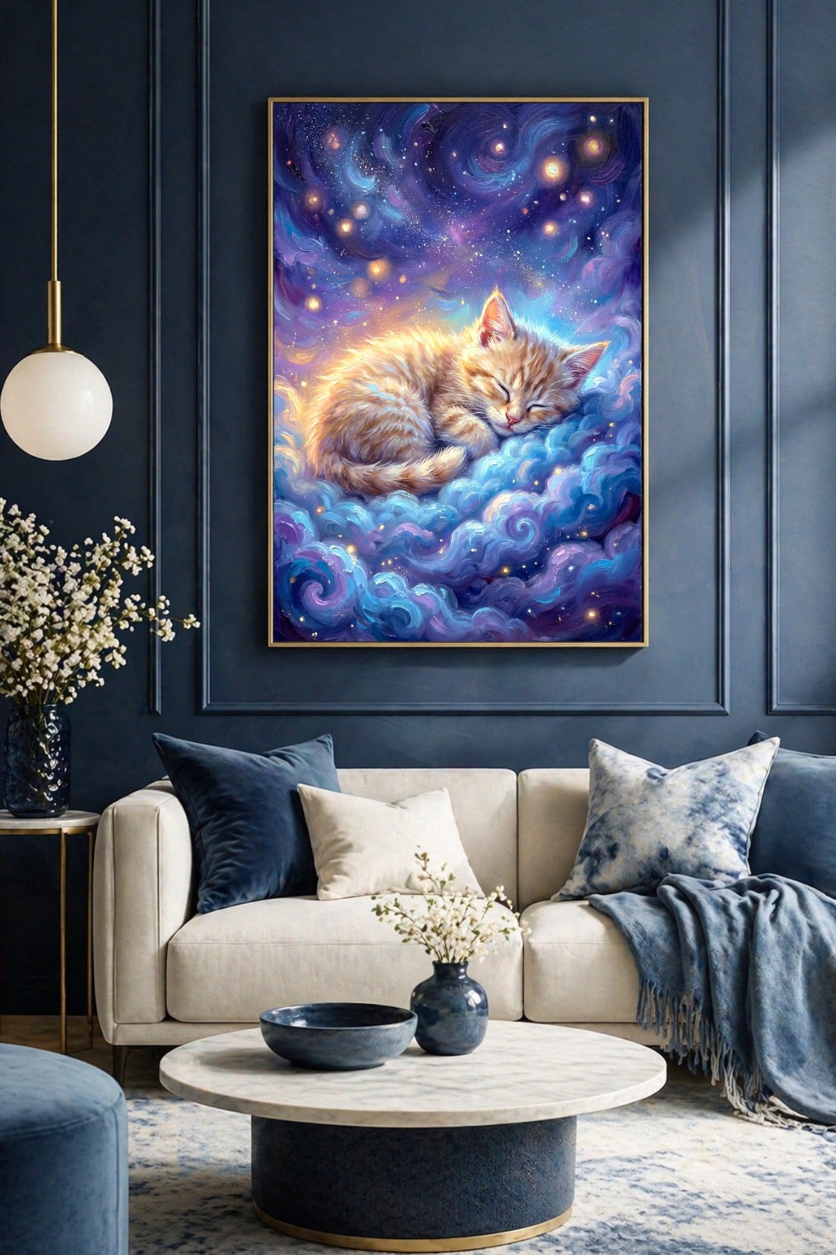 Märchenhafte Katzen-Wanddeko mit schlafender heller Katze auf blauen Wolken unter einem violett-goldenen Sternenhimmel.