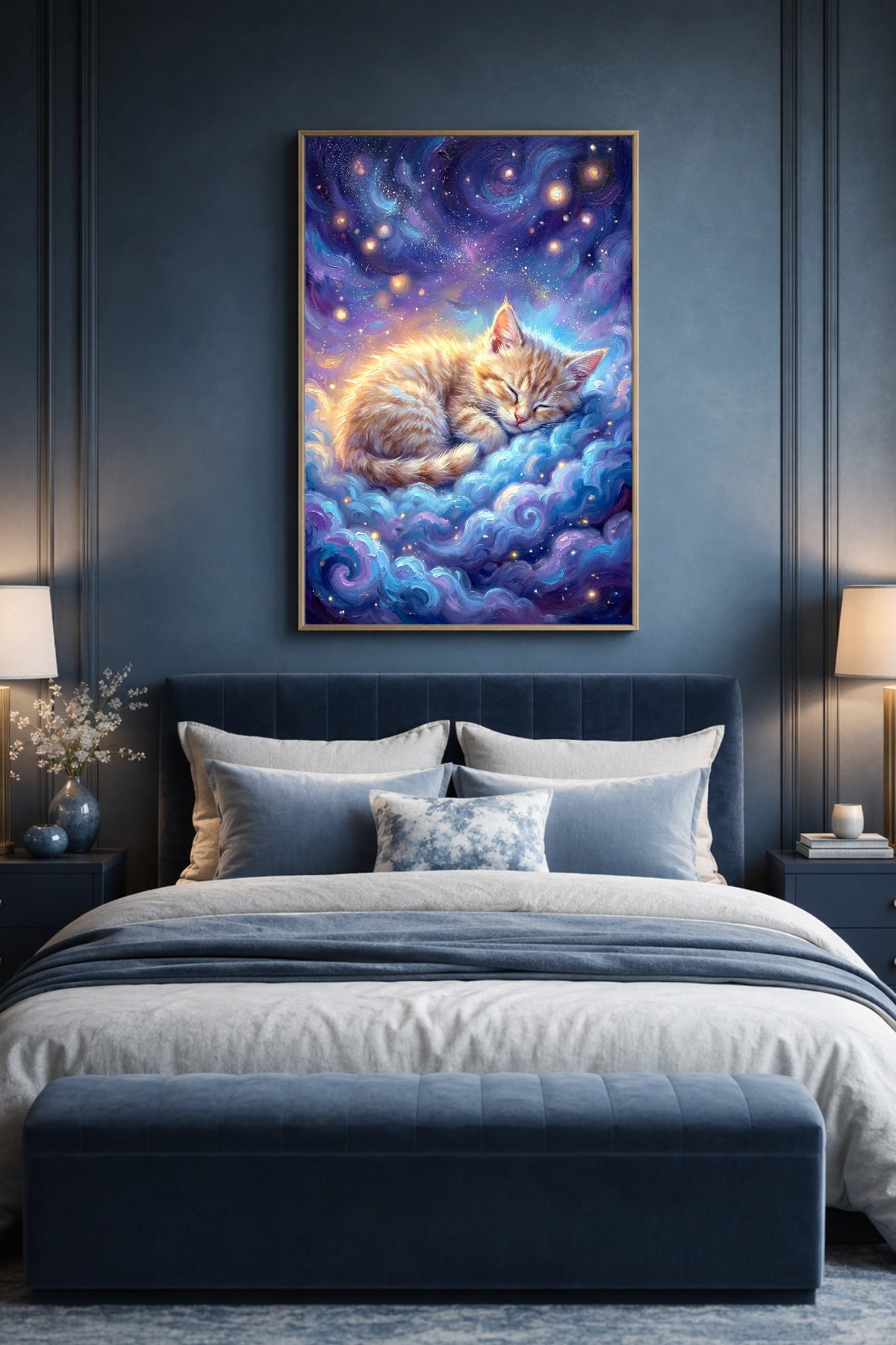 Sanftes Katzen-Wandbild als Digitaldownload mit schlafender Katze, blauen Wolken, Sternen und warmem Goldschimmer.