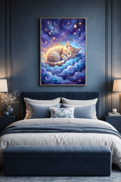 Sanftes Katzen-Wandbild als Digitaldownload mit schlafender Katze, blauen Wolken, Sternen und warmem Goldschimmer.