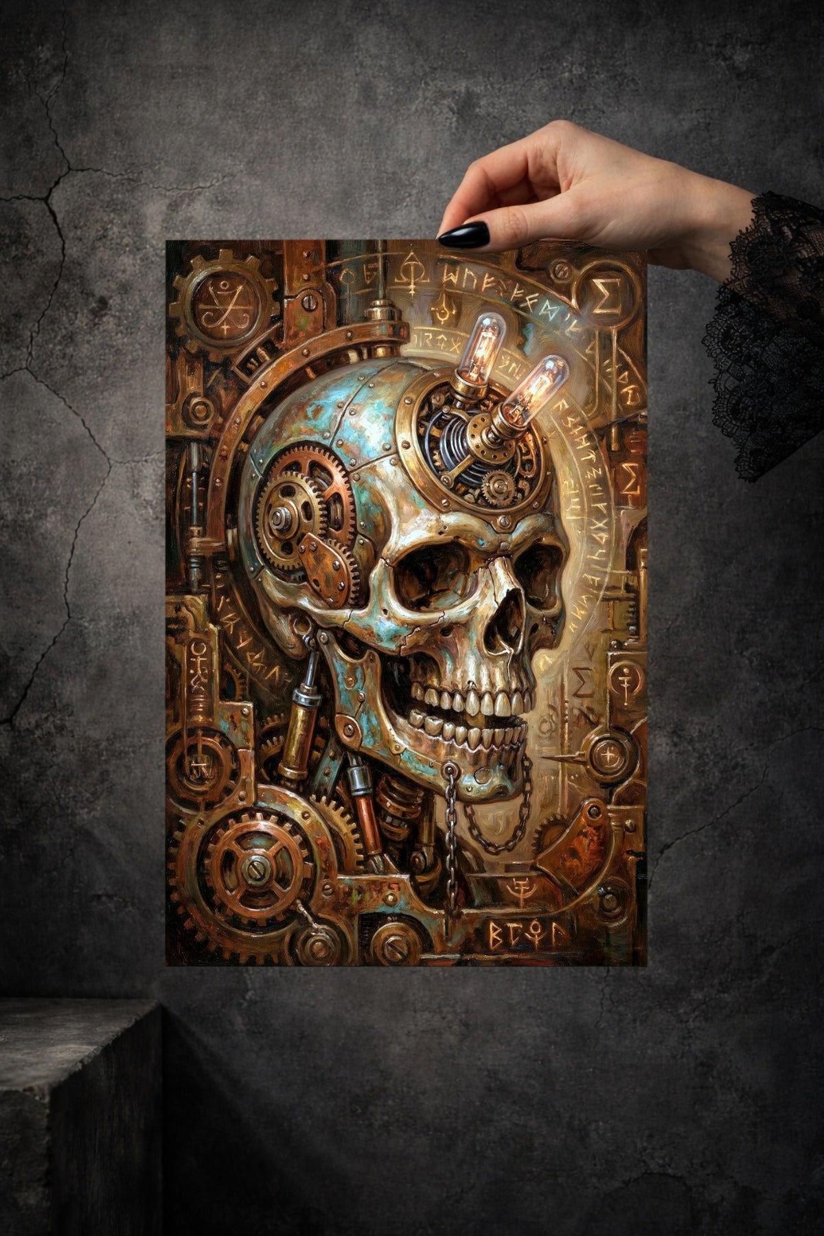 Digitales Steampunk Poster mit mechanischem Totenschädel, Metallteilen, Zahnrädern und leuchtenden Elementen in Kupfer, Bronze und Türkis. Das Poster hat das Format 3:2 und wird von einer Hand gehalten.