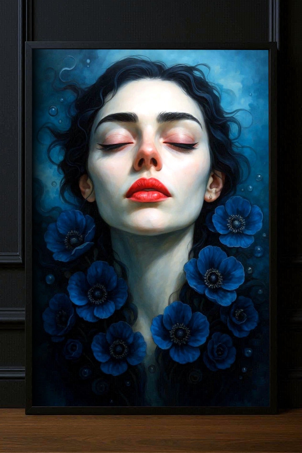 Modernes Kunstposter eines surrealen Frauenportraits: Eine Frau mit geschlossenen Augen und roten Lippen, umrahmt von tiefblauen Anemonen vor einem mystischen blauen Hintergrund mit schwebenden Details.