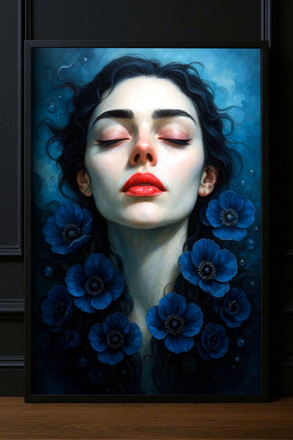 Modernes Kunstposter eines surrealen Frauenportraits: Eine Frau mit geschlossenen Augen und roten Lippen, umrahmt von tiefblauen Anemonen vor einem mystischen blauen Hintergrund mit schwebenden Details.