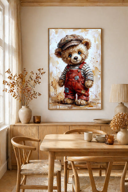 Gedrucktes Wandbild eines Teddybären mit roter Latzhose, Streifenshirt und Schiebermütze vor weichem, malerischem Hintergrund. Esszimmerdeko
