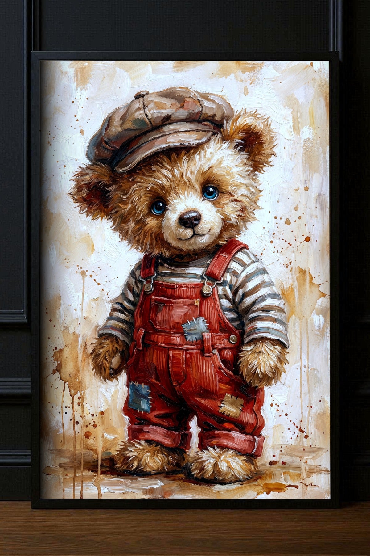 Gedrucktes Poster mit einem Teddybären in roter Latzhose, gestreiftem Shirt und Schiebermütze vor hellem, malerischem Hintergrund.