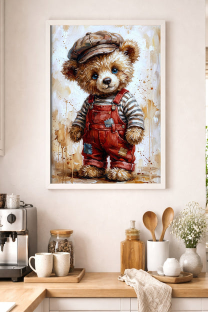 Kinderzimmer-Poster mit Teddybären in roter Latzhose, gestreiftem Oberteil und Schiebermütze vor locker gemaltem Hintergrund. Küchendeko