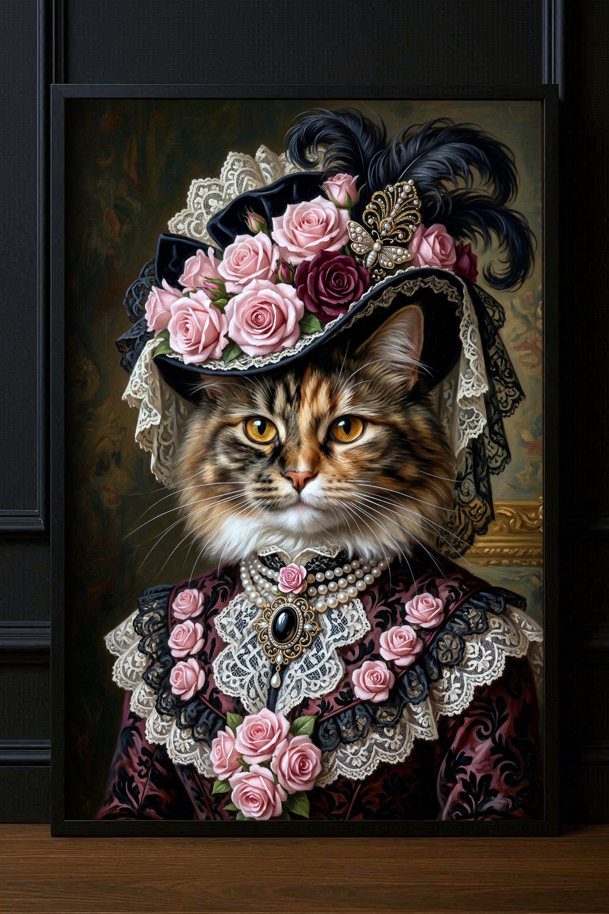 Langhaarige Katze im viktorianischen Rosenhut mit Spitze und Perlen als romantischer Kunstdruck in dunklen Rosé- und Schwarztönen.