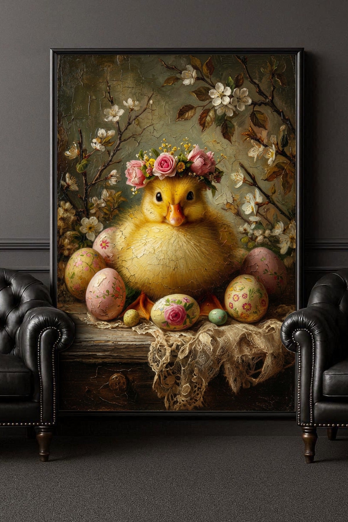 Vintage Osterbild mit flauschigem Küken, Blumenkranz und bemalten Ostereiern in einem romantischen Frühlingsstillleben.