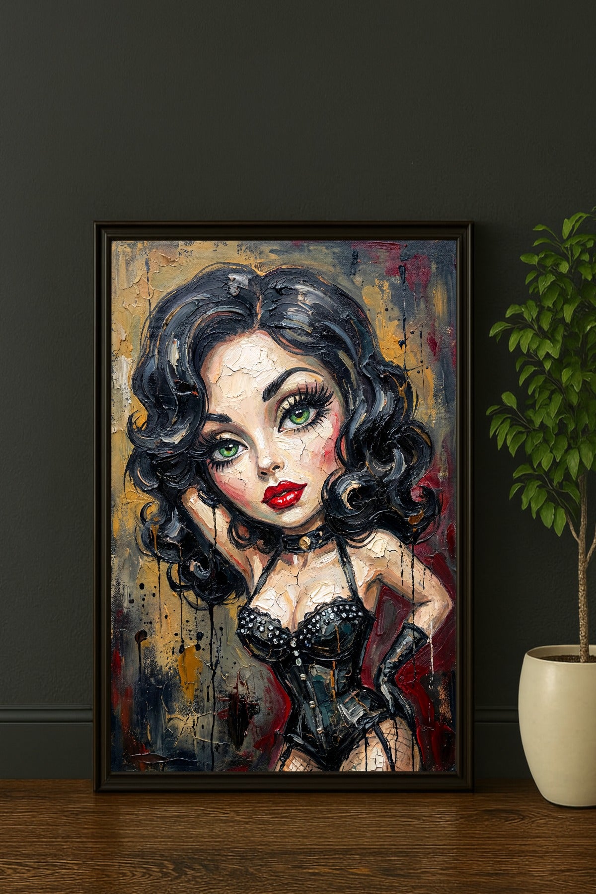 Digitales Pin Up Poster mit Frau in schwarzer Corsage, roten Lippen, grünen Augen und dunklem Burlesque-Hintergrund.