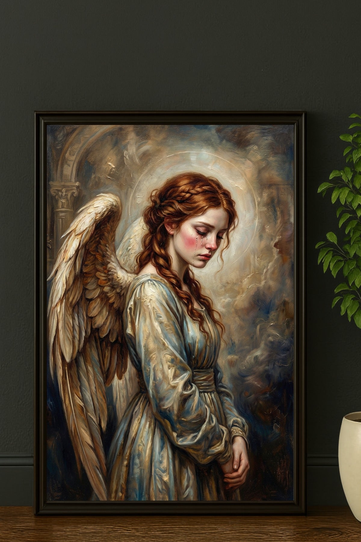 Digitales Kunstwerk eines weinenden Engels mit rotem Haar und sanften Flügeln; Porträt in Goldbeige, Creme und Taubenblau.