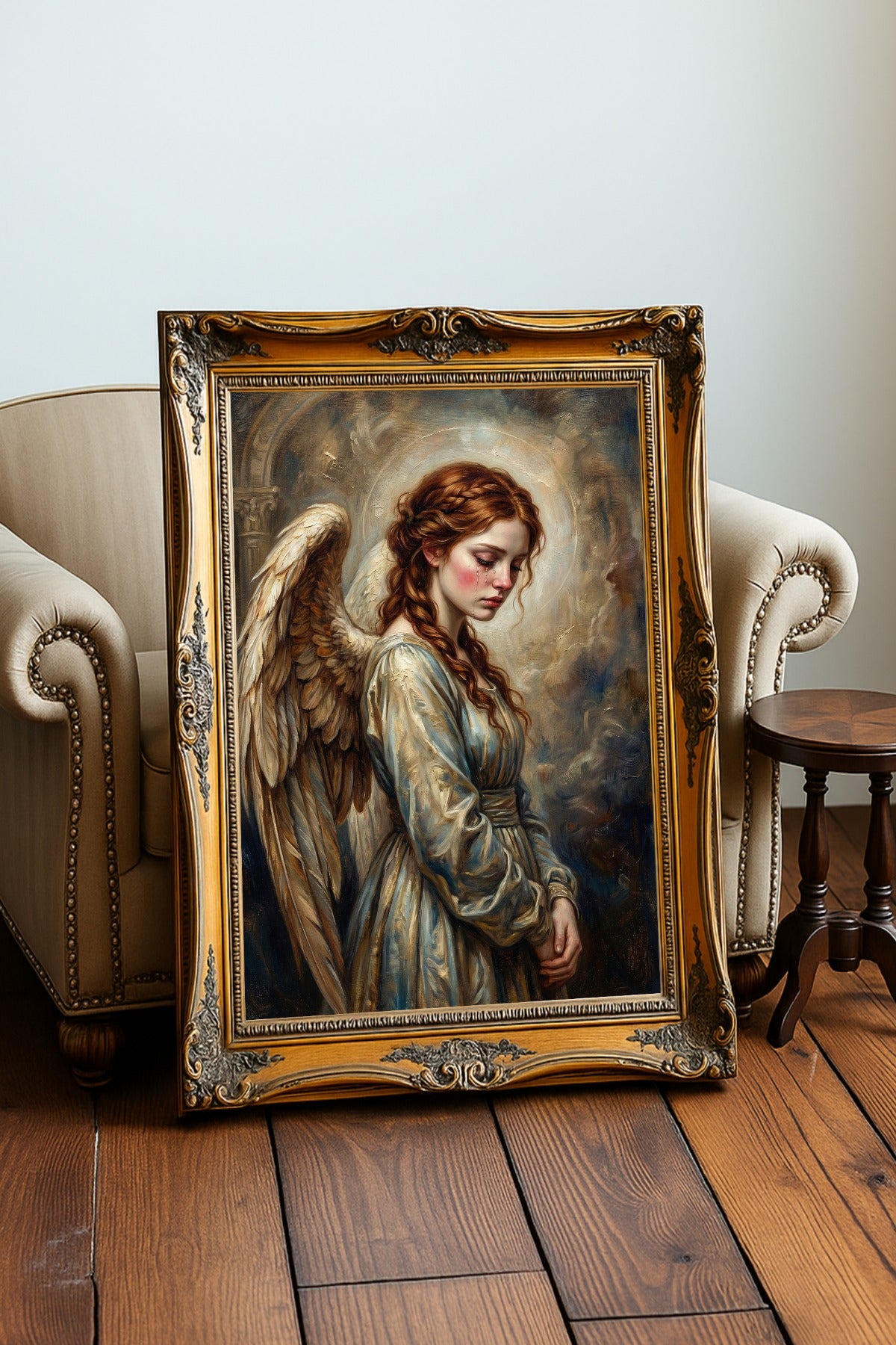 Hochwertiger Kunstdruck eines traurigen Engels mit rotem Haar und hellen Flügeln; weiche Malerei in Goldbeige, Creme und Taubenblau.