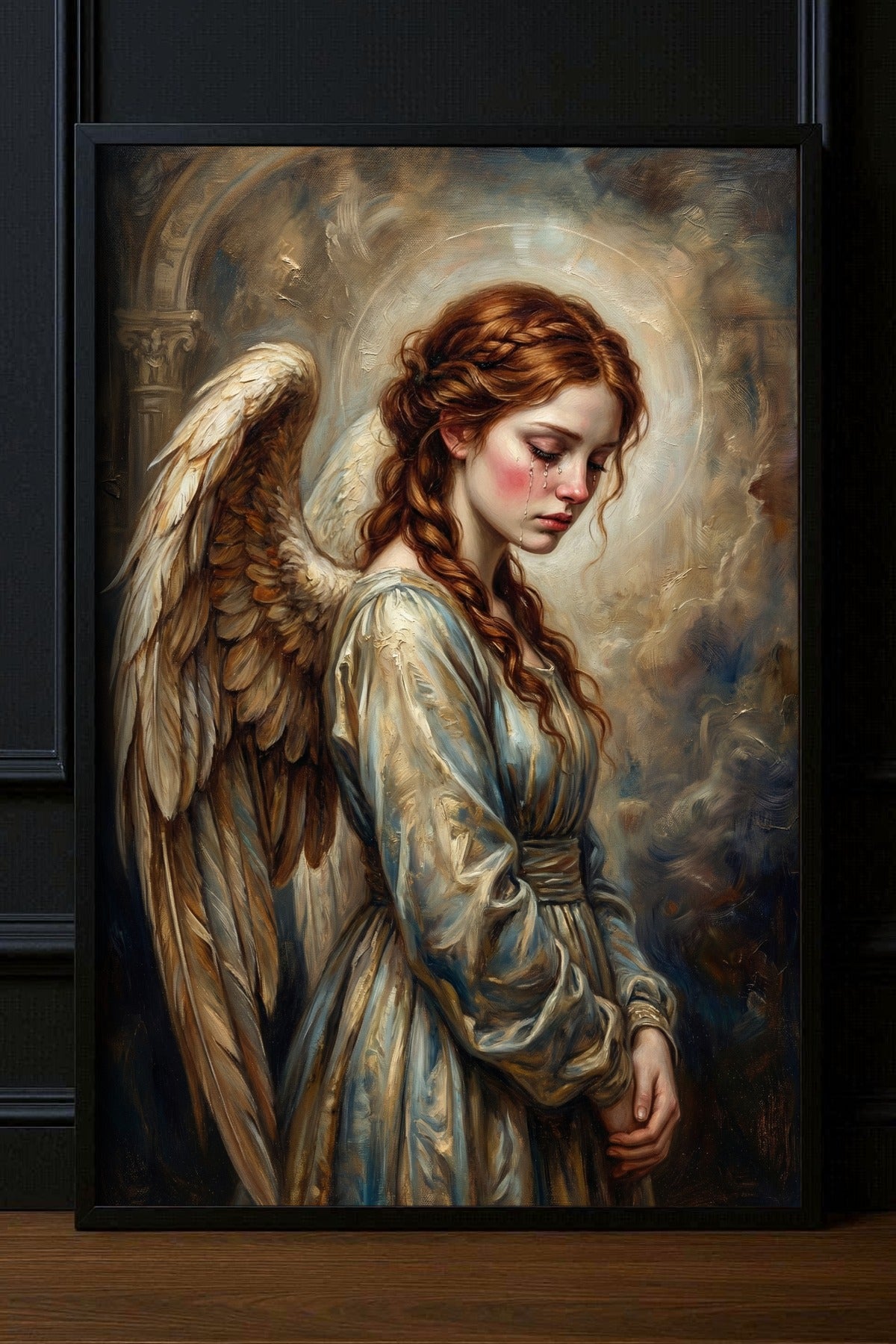 Hochwertiger Kunstdruck eines traurigen Engels mit rotem Haar und hellen Flügeln; weiche Malerei in Goldbeige, Creme und Taubenblau.