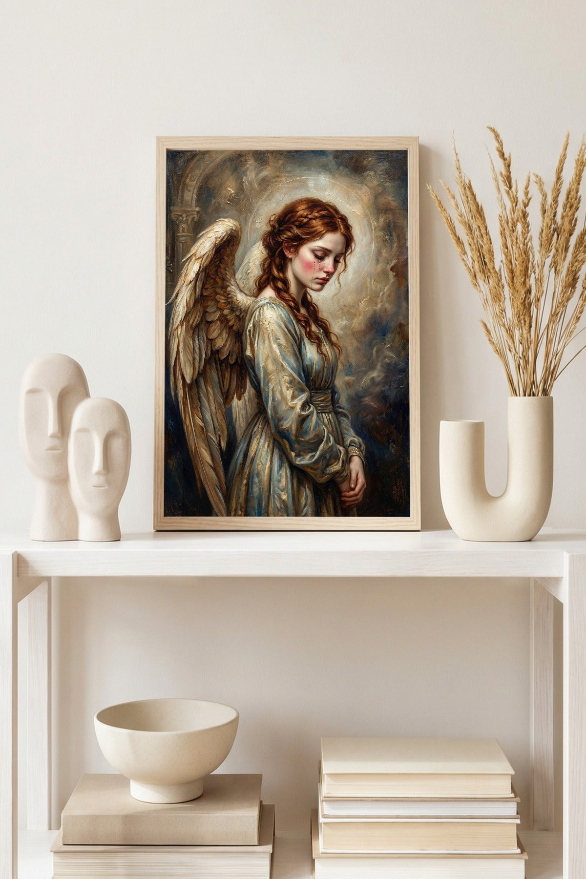 Hochwertiger Kunstdruck eines traurigen Engels mit rotem Haar und hellen Flügeln; weiche Malerei in Goldbeige, Creme und Taubenblau.