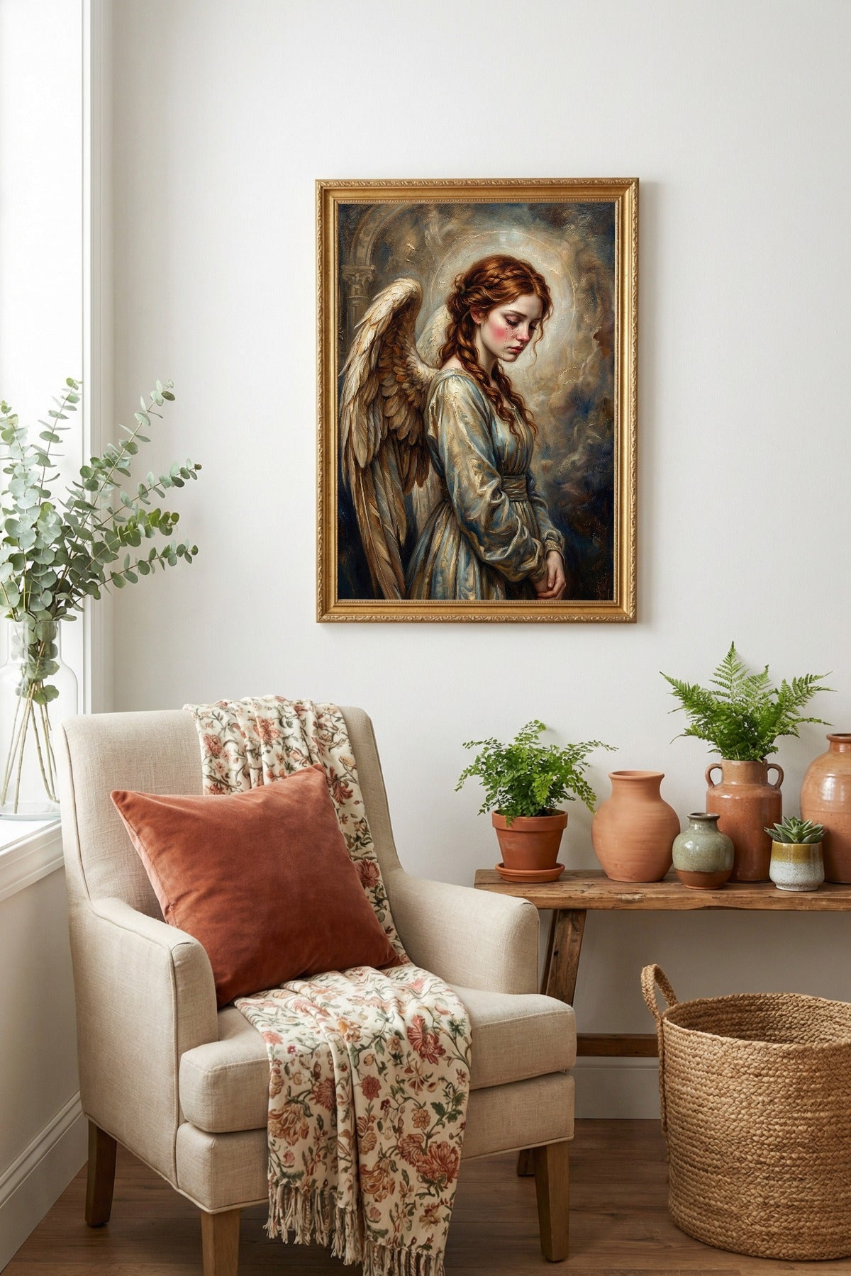 Hochwertiger Kunstdruck eines traurigen Engels mit rotem Haar und hellen Flügeln; weiche Malerei in Goldbeige, Creme und Taubenblau.