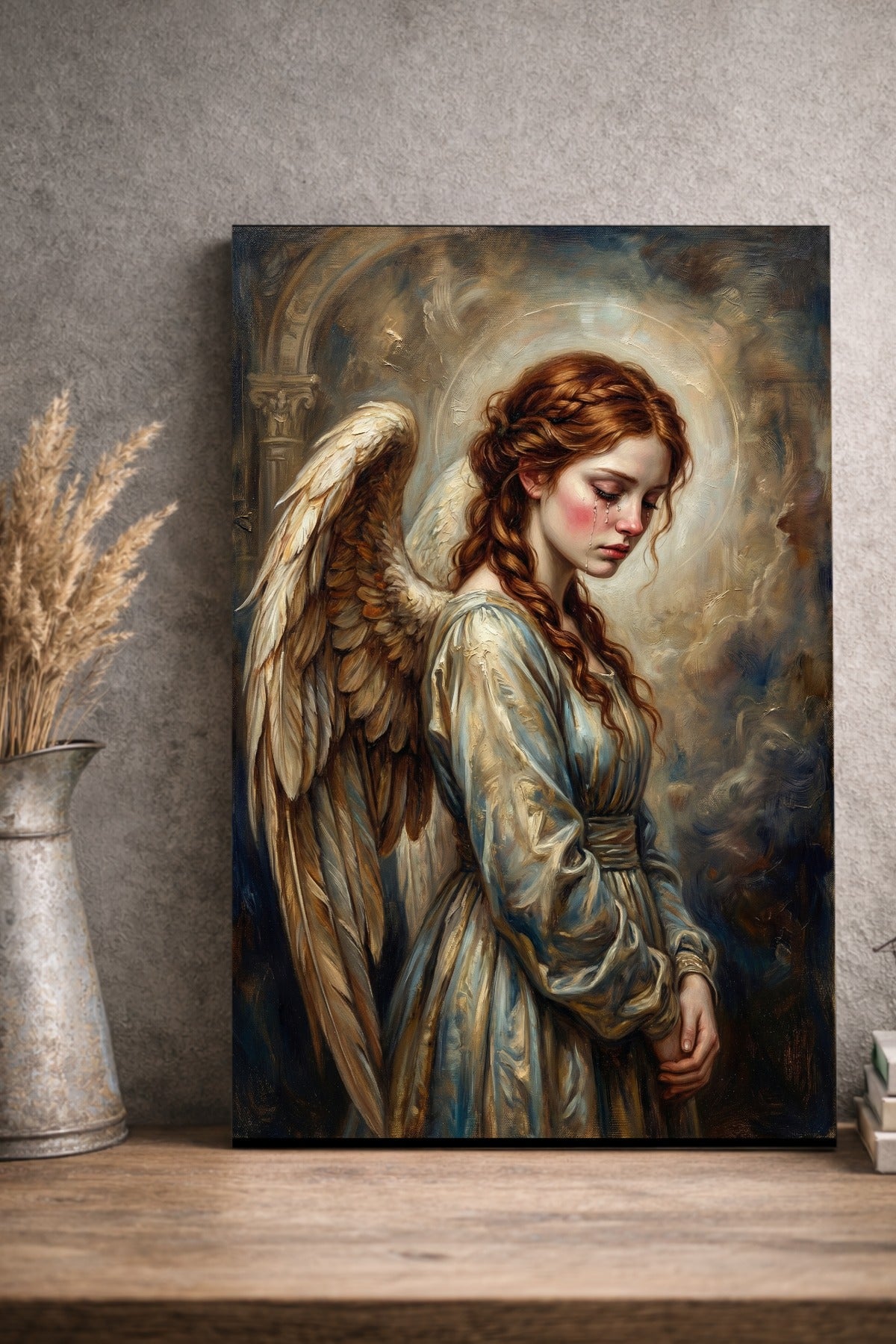 Hochwertiger Kunstdruck eines traurigen Engels mit rotem Haar und hellen Flügeln; weiche Malerei in Goldbeige, Creme und Taubenblau.