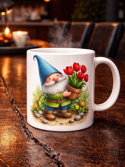 Keramiktasse mit fröhlichem Gartenwichtel und roten Tulpen im Blumentopf, farbenfrohes Frühlingsmotiv als Geschenk oder Deko