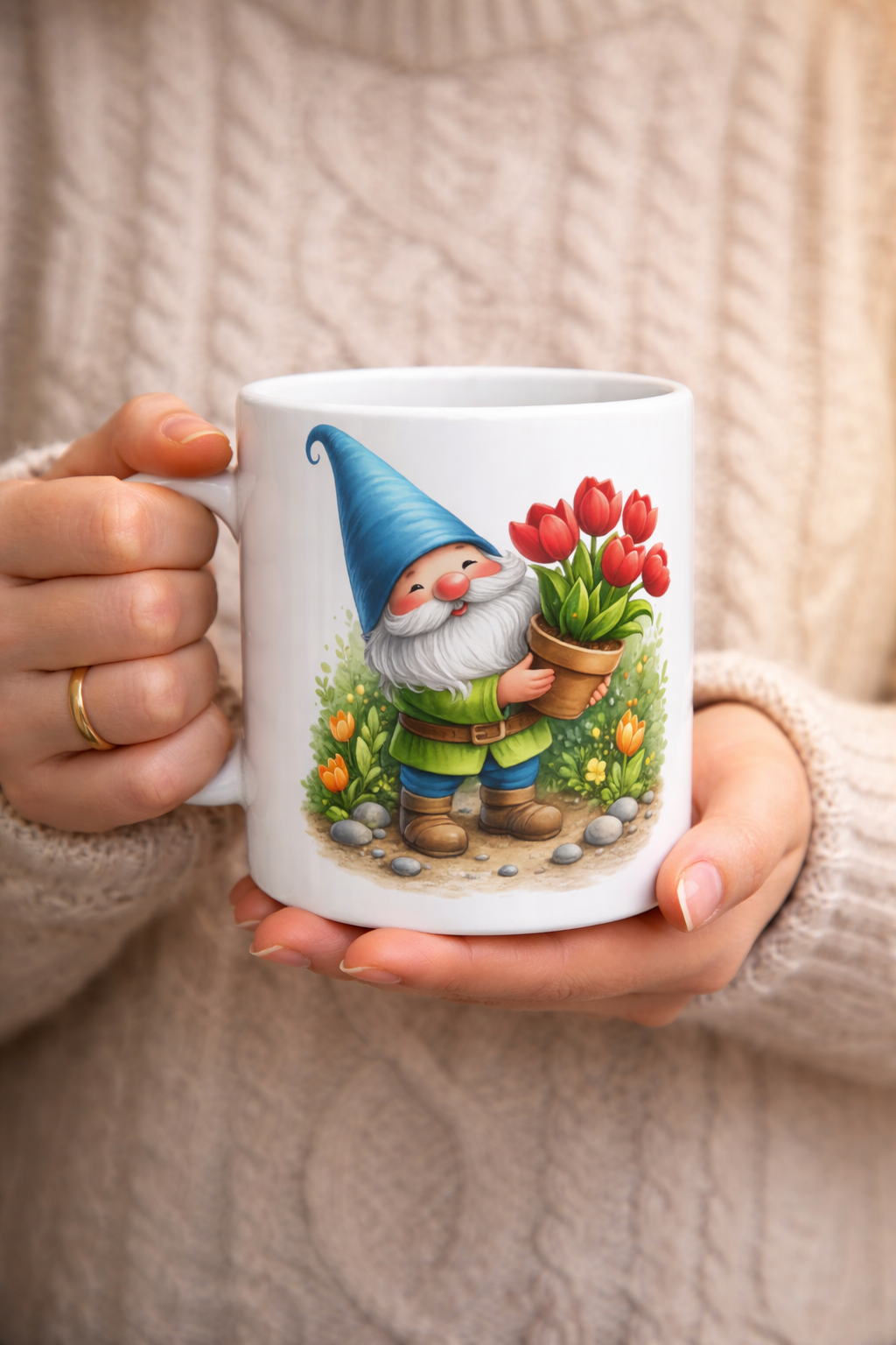 Keramiktasse mit fröhlichem Gartenwichtel und roten Tulpen im Blumentopf, farbenfrohes Frühlingsmotiv als Geschenk oder Deko